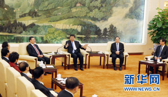 1月22日,习近平、俞正声、张高丽等在北京人民大会堂同党外人士欢聚一堂,共迎新春。 新华社记者鞠鹏摄 1月22日,习近平、俞正声、张高丽等在北京人民大会堂同党外人士欢聚一堂,共迎新春。 新华社记者鞠鹏摄
