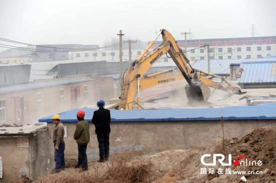 2014年1月23日,北京朝阳区崔各庄乡奶东村8万平方米违建开始拆除。据了解,这些全部是个人承包后未经规划部门许可私建的房屋,然后出租给个人,形成了多个集经营、仓储、居住用途于一体的“三合一”大院。图片来源:法制晚报林晖/CFP 2014年1月23日,北京朝阳区崔各庄乡奶东村8万平方米违建开始拆除。据了解,这些全部是个人承包后未经规划部门许可私建的房屋,然后出租给个人,形成了多个集经营、仓储、居住用途于一体的“三合一”大院。图片来源:法制晚报林晖/CFP